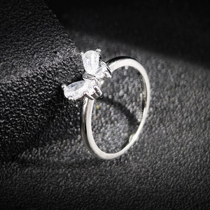 Bague minimaliste en cuivre avec papillon argenté serti de pierres de zircon scintillantes