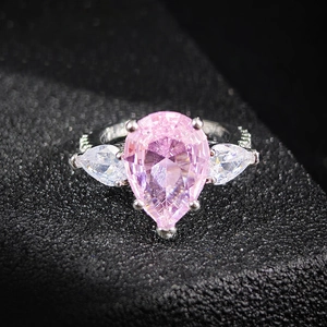 Anillo elegante de plata con piedra central rosa en forma de pera y gemas laterales
