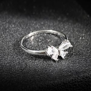 Bague papillon élégante avec pierres en oxyde de zirconium sur anneau argenté