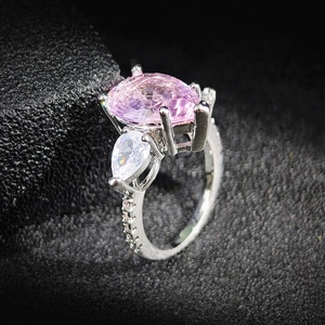 Anillo de piedra rosa en forma de gota con piedras laterales y banda de plata S925