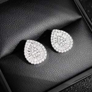 Orecchini a lobo a goccia in argento con pavé di zirconi cubici su scatola in pelle
