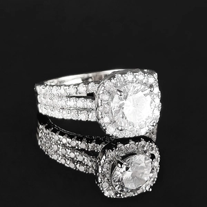 Detalle de anillo halo con circón grande y banda de pavé de tres filas en espejo negro