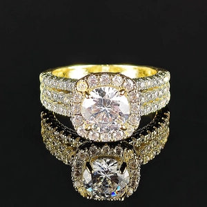 Anillo de oro lujoso con circonita redonda y triple engaste micro-pavé brillante