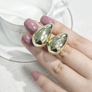 Exquisite goldene Tropfenohrringe für Damen mit Hochglanzpolitur im modernen Stil für Abende