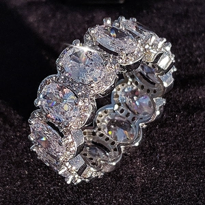 Anello eternity scintillante in argento con zirconi a taglio ovale da donna