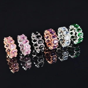 Elegante anello eternity con zirconi colorati taglio ovale in finitura argento e oro rosa