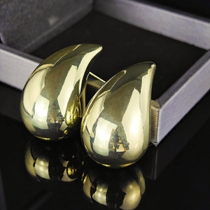 Elegante hochglanzpolierte goldene Tropfenohrringe für Damen im modernen Minimal-Stil
