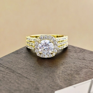 Anillo de lujo dorado con circón redondo central y triple hilera de pavé brillante
