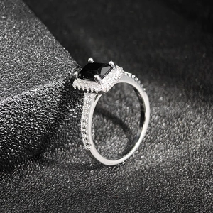 Eleganter quadratischer schwarzer Edelsteinring mit Diamanten auf Silberband