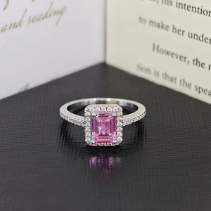 Elegante vierkante roze edelsteen ring met halo diamanten en zilveren band voor verloving