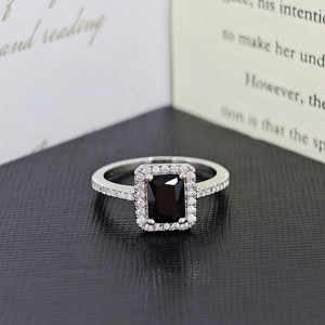 Nahaufnahme des Rings mit quadratischem schwarzem Edelstein und Diamantumrandung