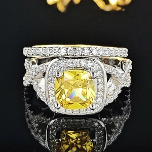 Conjunto de anillos de plata con circonita amarilla talla cojín y banda de halo trenzada