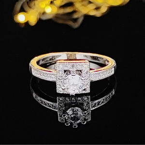 Elegante anillo de plata con piedra redonda grande y halo de diamantes en espejo negro