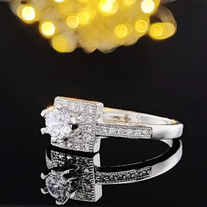Elegante anillo de boda plateado con circón redondo y pavé de piedras brillantes