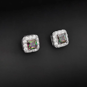 Vista macro de pendientes cuadrados de topacio aurora con borde de circonitas micropavé