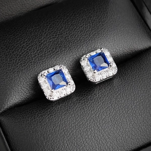 Elegantes pendientes cuadrados de plata con gema azul y detalles de circonita cúbica