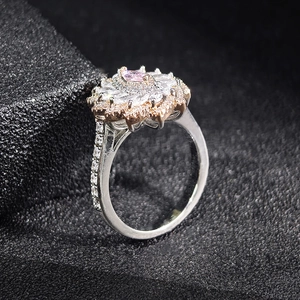 Anillo creativo con forma de flor y circonitas rosas en acabado plata y oro rosa