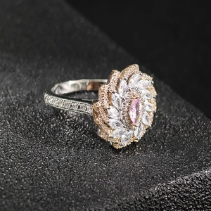 Anillo floral elegante de circón con gema marquise rosa y pétalos blancos brillantes