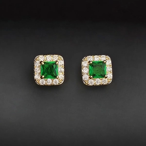 Elegantes pendientes de tuerca cuadrados de esmeralda con baño de oro y circonitas