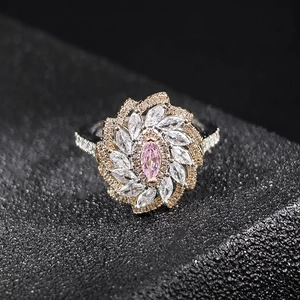 Anillo de flor plateado con circón rosa marquesa y piedras champán en fondo negro