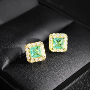 Elegantes pendientes de botón cuadrados con circonita verde dorada y engaste halo en caja