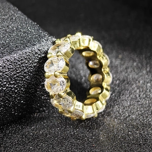 Elegante anillo de eternidad dorado con circonita ovalada y engaste de garras clásico