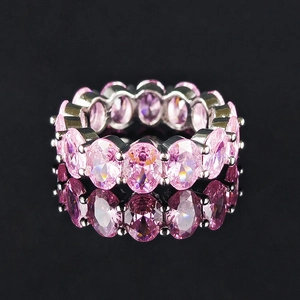 Anillo brillante con circonita rosa ovalada y montura plateada con cuatro garras