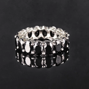 Anillo eternity brillante con circonitas negras ovaladas engastadas en banda de plata pulida