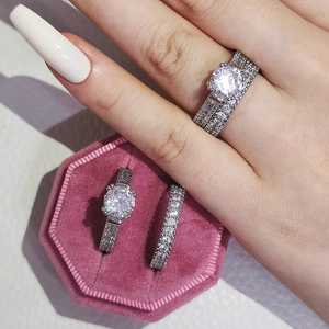 Klassisches Silber-Zirkonia-Ring-Set mit Hauptstein und Memoire-Ring in Samtschatulle