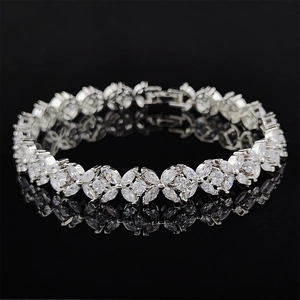 Elegante pulsera de plata con circonitas de trébol de cuatro hojas y cierre desplegable fino