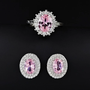 Detailansicht der luxuriösen Schmuckset mit rosa ovalem Edelstein und Diamant-Halo-Rand