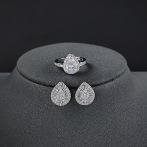 Set di Gioielli con Anello Halo e Orecchini a Bottone in Zirconia Taglio a Pera Rame Placcato Argento per Matrimonio Donna