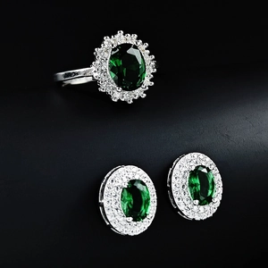 Luxus Schmuckset mit smaragdgrünem Zirkonia Ring und Ohrsteckern in Silberoptik glänzend