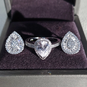 Set di gioielli con anello a goccia e orecchini decorati con pietre di zircone cubico