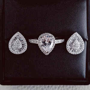 Elegante set di gioielli con anello halo a goccia e orecchini a lobo coordinati a pera