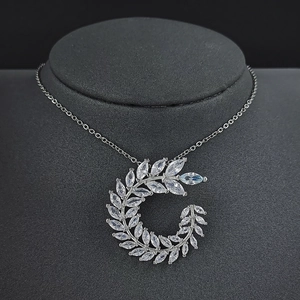 Elegante Silberhalskette mit marquise-geschliffenem Lorbeerblatt-Anhänger auf Büste