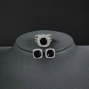 Détails de la parure de bijoux en argent avec pierres noires carrées et zircons blancs