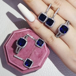 Detailansicht von Ring und Ohrringen mit quadratischem blauem Saphir in Schmuckdose