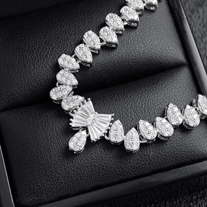 Luxuriöse Brautkette mit Zirkonia-Schleife für Hochzeiten in schwarzer Box