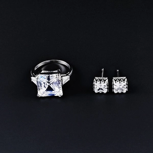 Parure de bijoux classique en argent avec bague carrée et boucles d'oreilles sur noir
