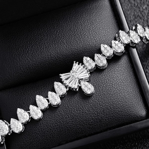 Luxuriöses silberfarbenes Brautarmband mit Zirkonia-Schleife und Tropfen-Gliedern