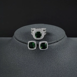 Parure luxe géométrique avec bague et boucles d'oreilles en zircon vert et argent