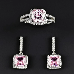 Klassisches Silber-Schmuckset mit quadratischen rosa Edelsteinen und Zirkonia