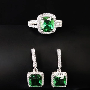 Elegantes smaragdgrünes Schmuckset mit quadratischem Ring und hängenden Ohrringen