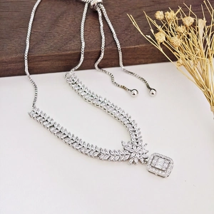Luxuriöse Brauthalskette in Silber mit funkelnden Zirkonia und verstellbarer Kette