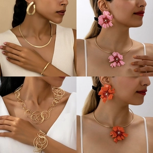 Exaggerated Alloy Geometric Circle Floral Jewelry Set With Artificial Pearl Necklace Earrings Bracelet Set For Women Party