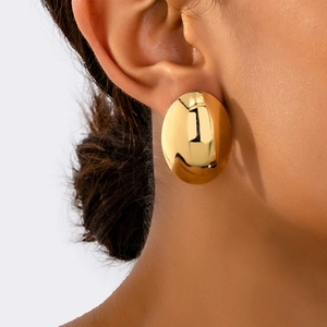 Minimalistische goldene ovale Ohrstecker mit Hochglanz-Finish für einen geometrischen Look
