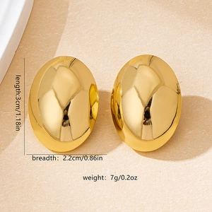 Detailansicht großer goldener ovaler Ohrstecker mit Maßen von 3 cm Länge und 2,2 cm Breite