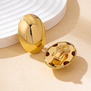 Details von goldenen geometrischen Ohrclips mit polierter Oberfläche und Clip-Verschluss