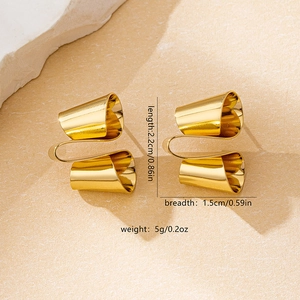 Detailansicht der goldenen gedrehten Ohrringe mit Maßen von 2,2 cm Höhe und 1,5 cm Breite
